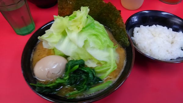 「ラーメン、ライス、味玉、キャベツ」@田上家の写真