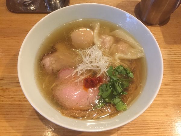 「海老ワンタン煮玉子塩そば 細麺」@地球の中華そばの写真
