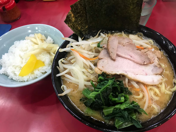 「ラーメン、半ライス、野菜」@杉田家 千葉祐光店の写真