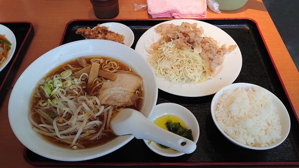「豚トロの黒胡椒炒め + 醤油ラーメン 700円（税抜）」@台湾料理 福賀の写真