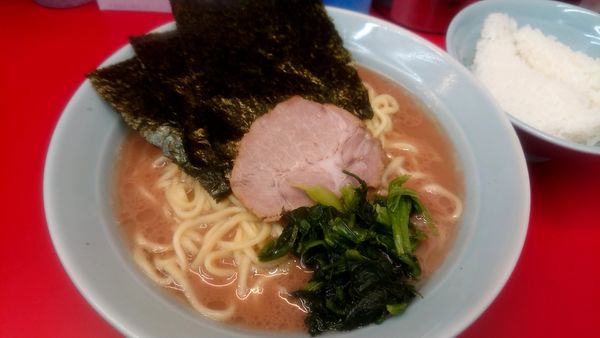 「ラーメン中(750円)」@横浜ラーメン 武蔵家 大宮店の写真