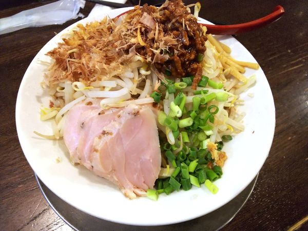 「汁なし塩二郎麻婆かけ」@立ち呑み居酒屋 金町製麺の写真