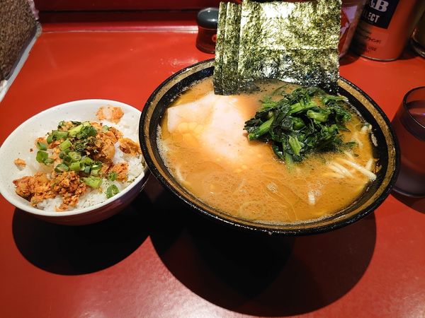 「ラーメン（並）固め濃い目、ネギチャーシューごはん」@厚木家の写真