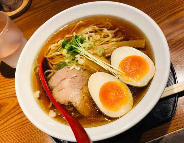 「中華そば醤油＋煮玉子」@中華そば さかうちの写真