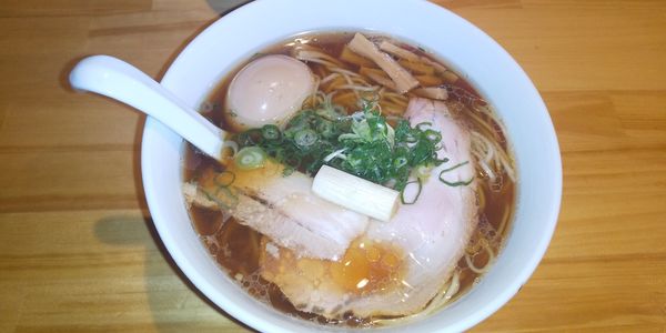 「醤油ラーメン850円+大盛り50円+味玉100円」@川の先の上の写真
