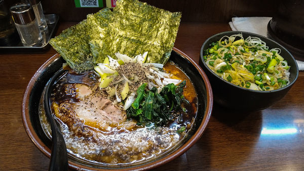 「限定/黒いとき卵ラーメンインパクト2020+ネギめし」@ラーメン 大山家 昭島店の写真