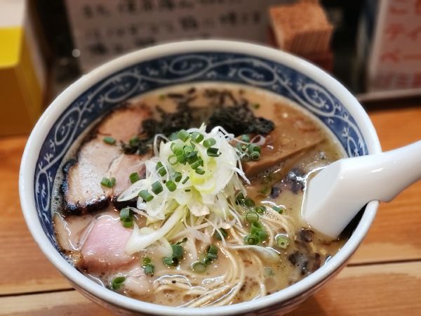 「とんこつラーメン　硬め」@愚直の写真