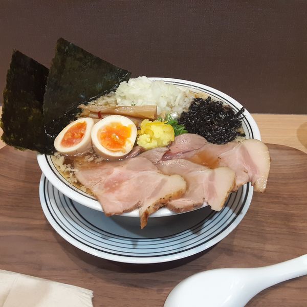 「新潟ちゃっちゃラーメン 美味いもの全部入り たまねぎトッピン」@まとめキッチンの写真
