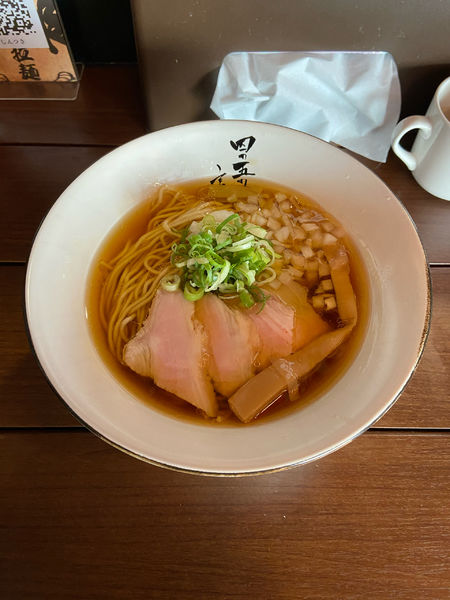 「四五醤油ラーメン　小ライス」@蝦夷麺 四の五の言わず 本店の写真