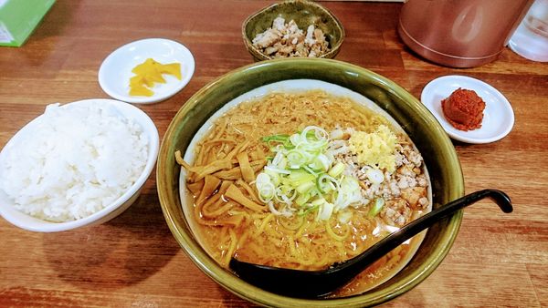 「味噌ラーメン+挽肉(クーポン)･ライス･辛玉」@ラーメン郷の写真