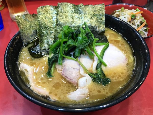 「プレミアムモルツ→ チャーシューメン中盛 カタメ ＋ 野菜畑」@家系総本山 ラーメン吉村家の写真