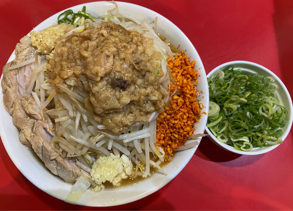 「ラーメン少なめ 豚1枚追加 ネギだく」@用心棒 市ヶ谷飯田橋の写真