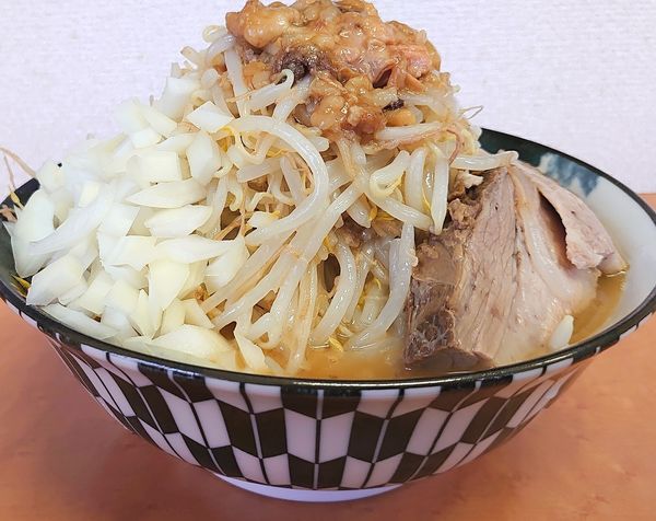 「ラーメン850 玉ねぎ50 野菜マシ アブラあり」@豪快なラーメン店 ポークジャンキーの写真
