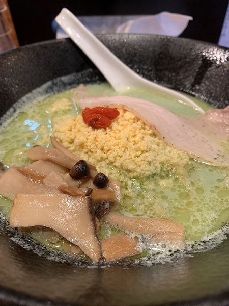 「【限定】豆乳とほうれん草のポタージュ麺〜茸バターソテー添え〜」@らぁ麺屋 つなぎの写真