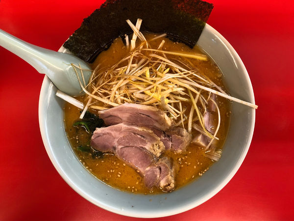 「特製味噌ネギラーメン＋チャーシュー増し（2枚）」@ラーメン山岡家 谷田部店の写真