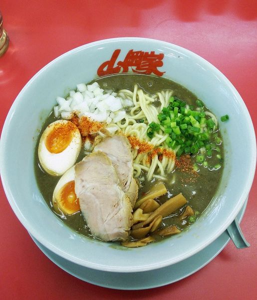 「(限定)鬼煮干し860円＋味玉120円＋チャーシュー」@ラーメン山岡家 愛知刈谷店の写真