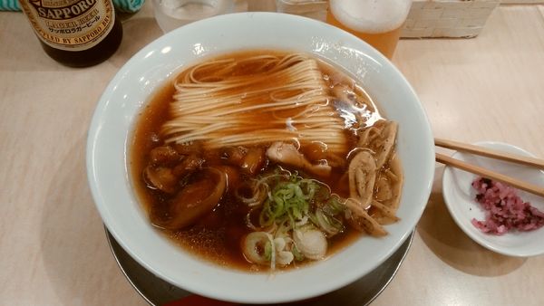 「稲庭中華そば(醤油)¥920+ナメコ¥100+赤星¥570-」@食堂 七彩の写真