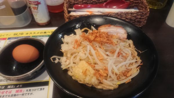 「まぜそば(850円)ニンニクアブラ玉子」@大宮まぜそば 誠治の写真