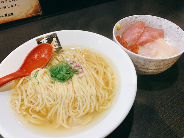 「いろいろな鮮魚らーめん 真鯛ブリイクラ載せ丼付き」@超純水採麺 天国屋の写真