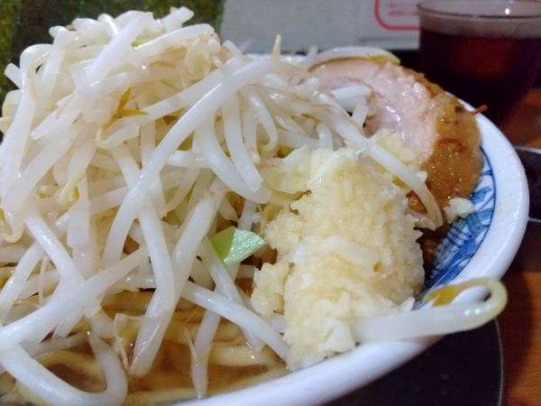 「#ラーメン #770円 #味付き脂 #きくらげ #葱」@ラーメン ぶぅさんの写真