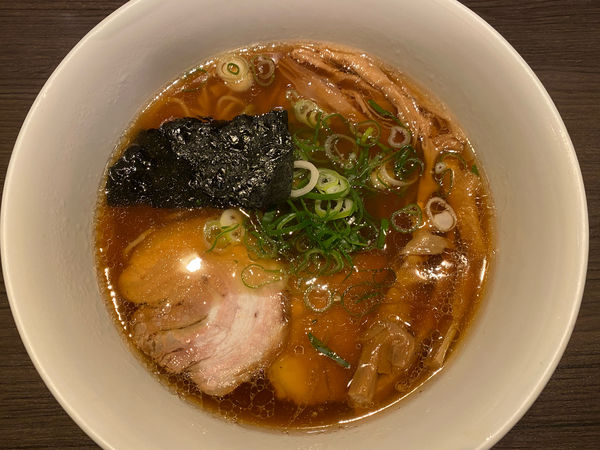 「醤油らぁ麺 900円　大盛り券 170円」@支那そばや 本店の写真