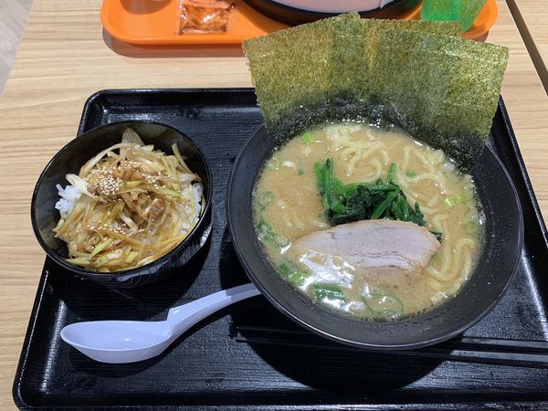 「豚骨ラーメン（醤油）＋ネギ丼」@一味厨房の写真