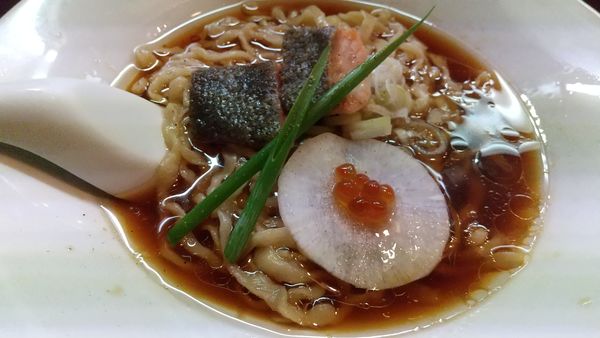 「秋鮭のらーめん（限定、1300円）＋大盛」@らーめん かねかつの写真