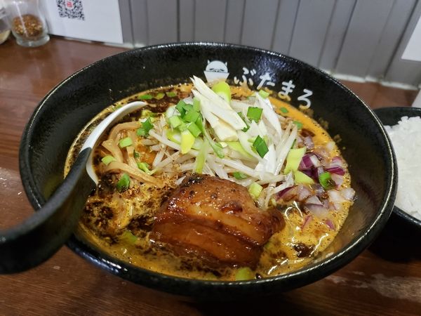 「辛味噌らーめん　ライス」@らーめんぶたまろの写真