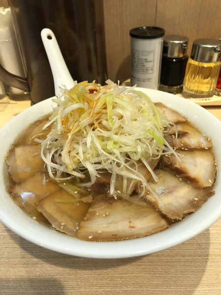 「ねぎ焼豚ラーメン大盛／¥1,220」@喜多方ラーメン坂内 新宿西口思い出横丁店の写真