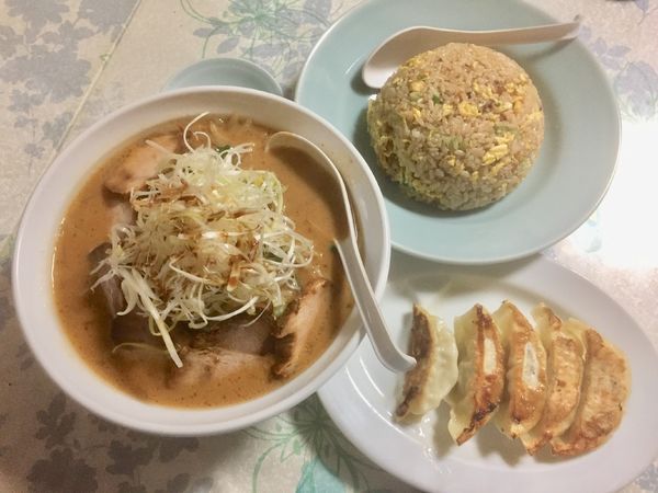 「味噌ラーメン＋チャーシュー＋ネギ＋チャーハン大盛＋餃子」@中華料理 鑫鑫の写真