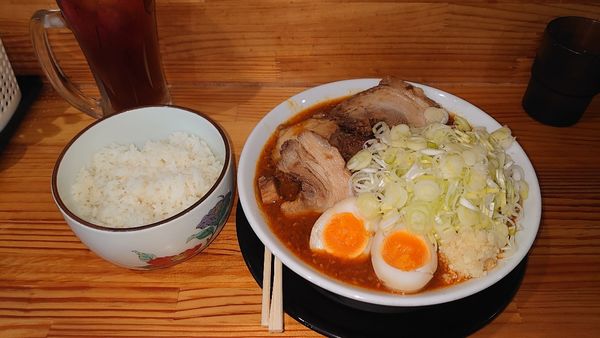 「辛味噌風カレーラーメン、ライス」@麺屋 とん嬉の写真