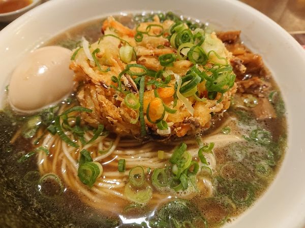 「かき揚げ醤油ラーメン  ７７０円  ＋玉子サービス券使用」@ばり嗎 狭山ヶ丘店の写真
