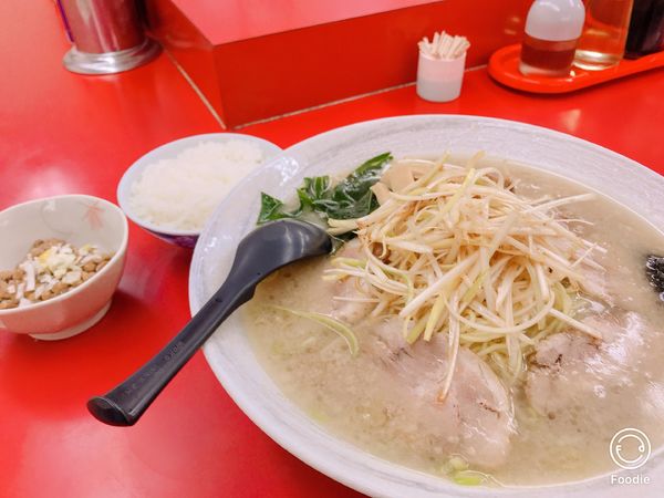 「ネギチャーシューメン　950円」@ニューラーメンショップの写真