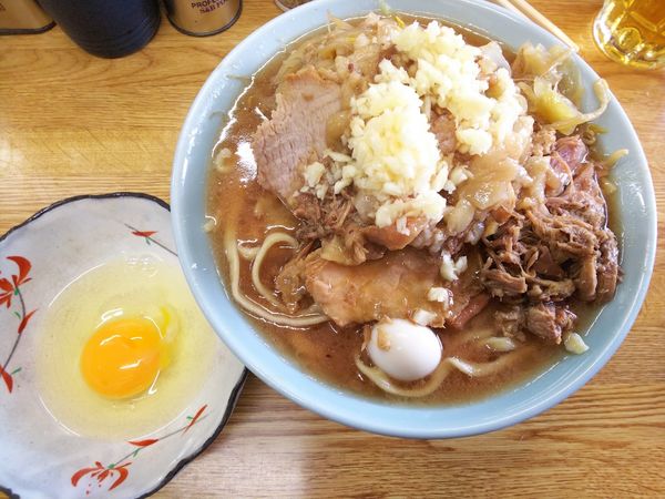 「ラーメン（麺半分）ニンニクアブラ＋缶ビール　850＋350円」@ラーメン そらの写真