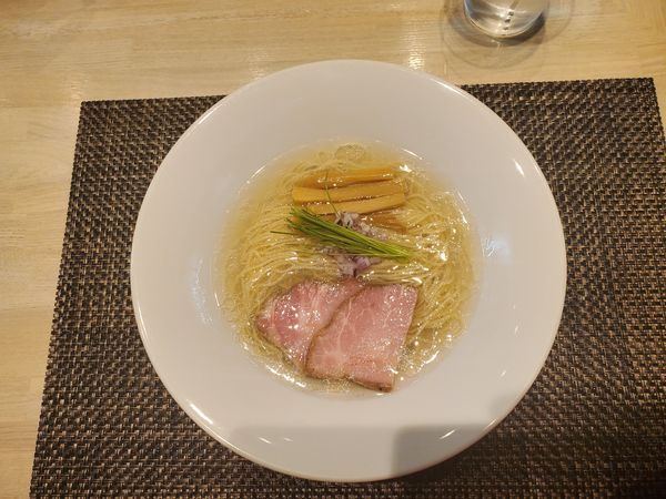 「宍道湖しじみ中華そば塩」@宍道湖しじみ中華蕎麦 琥珀 東京本店の写真