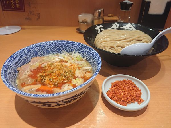 「六厘舎特製餃子つけめん＋辛味」@六厘舎の写真