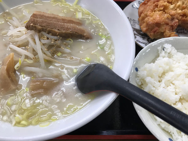 「とんこつラーメンセット（唐揚げ２個、ライス）」@台湾料理福都 勝田店の写真