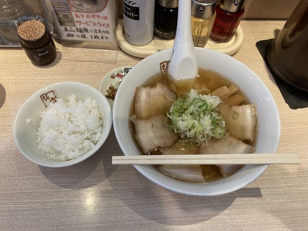 「喜多方ラーメン¥680」@喜多方ラーメン坂内 新宿西口思い出横丁店の写真