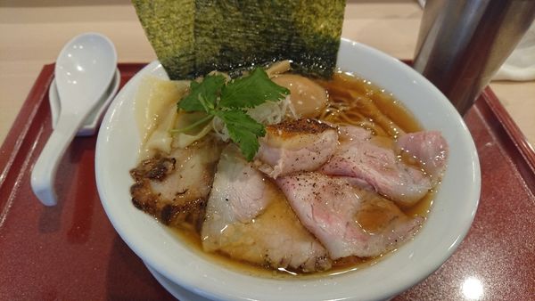 「比内地鶏とホロホロ鳥の特製蔵出し醤油そば 1240円」@麦と麺助 新梅田中津店の写真