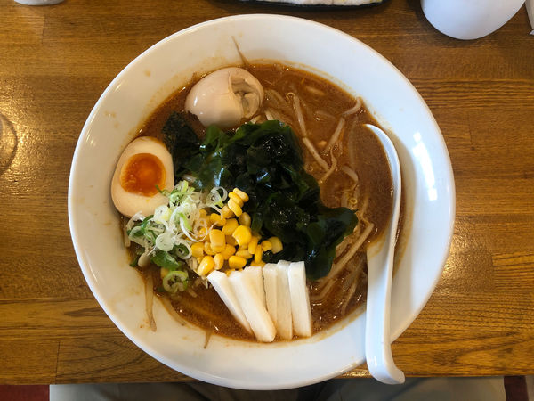 「えん辛味噌らー麺(小辛)+半熟味玉」@麺屋えんの写真