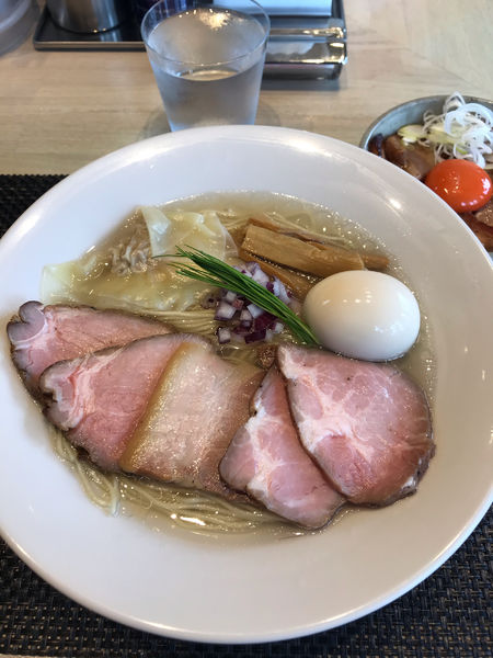 「しじみ中華そば塩（と、バラ丼）」@宍道湖しじみ中華蕎麦 琥珀 東京本店の写真