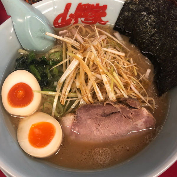 「醤油ラーメン　670円　ネギ和え　120円　味玉」@ラーメン山岡家 大泉店の写真