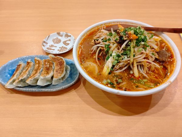 「上州牛辛ラーメン(並盛・160g)1,100円＋餃子440円」@麺や 和の写真