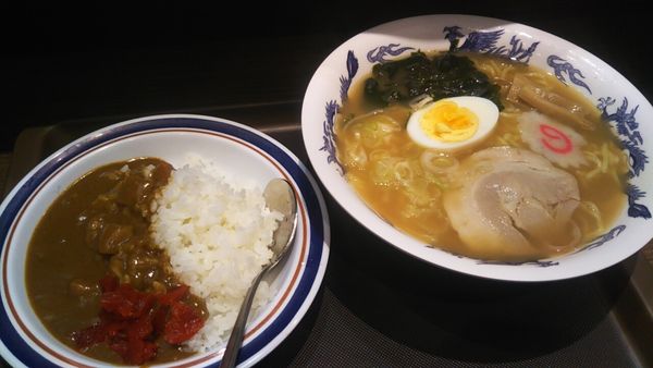 「煮干しラーメン+ミニカレー」@名代 富士そば 品川店の写真