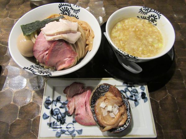 「特級龍介つけ蕎麦（１１００円）＋特級肉増３００円」@特級鶏蕎麦 龍介の写真