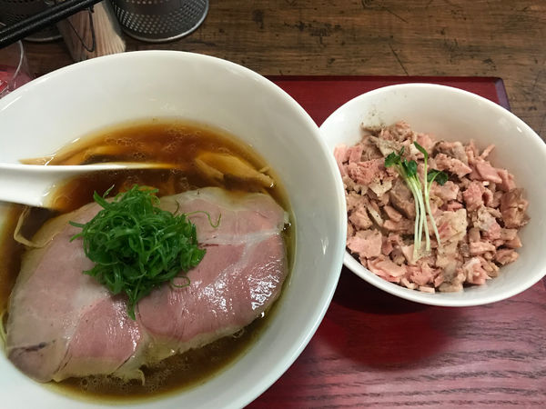 「醤油蕎麦900円、肉飯150円」@神保町黒須の写真