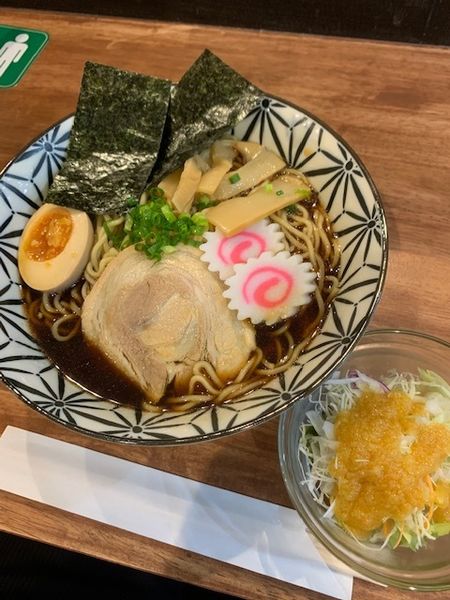 「らーめん 500円(プチサラダ付き)」@麺市場 中野ブロードウェイ店の写真