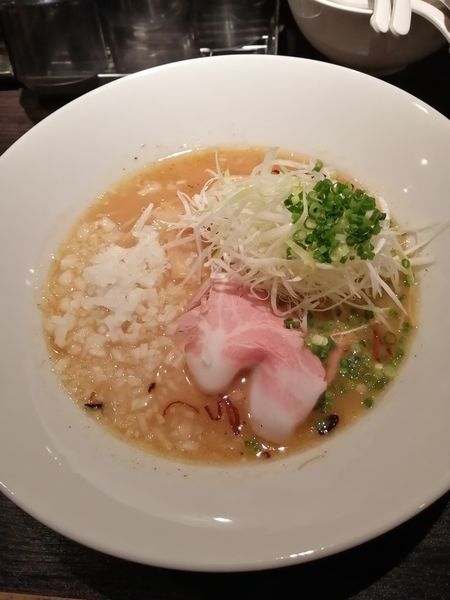 「濃厚中華そば(830円)+玉ねぎ(100円)トッピング」@中華そば 十目一八食堂の写真