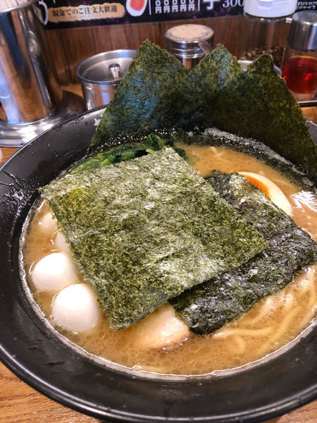 「ラーメン硬め濃いめ、うずら増し」@横浜らーめん 壱八家 海老名門沢橋店の写真