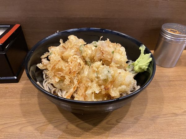 「冷やし天ぷらそば390円」@そば処 かめや 神田東口店の写真